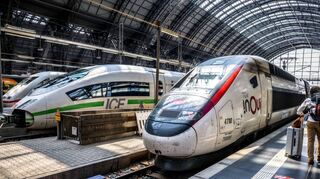 Der Frankfurter Hauptbahnhof: Rechts ein TGV Duplex der französischen SNCF, daneben ein Intercity Express der DB.