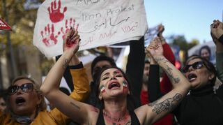 In der ganzen Welt gehen Frauen auf die Straßen, um gegen Irans Regierung zu demonstrieren, hier vor dem iranischen Konsulat in Istanbul.