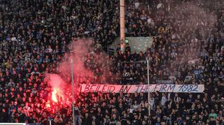 Die Fans des SV Waldhof Mannheim zeigen im Carl Benz-Stadion beim DFB Pokal-Spiel Banner mit Beileidsbekundungen für einen deutschlandweit bekannten Neonazi.