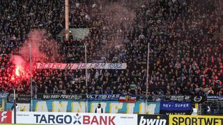 „Beileid an The Firm 1982“ ist auf einem Banner beim Waldhof-Pokalspiel gegen Nürnberg zu lesen. Der verstorbene Neonazi Christian Hehl war lange Jahre Mitglied dieser Hooligan-Gruppierung.