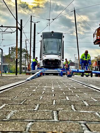 Die Rhein-Neckar-Tram wird auf dem Betriebshof auf die Gleise gestellt.
