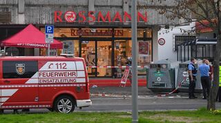 Im Drogeriemarkt Rossmann in der Comeniusstraße wurde der Verdächtige niedergeschossen. Die Polizei stellte dort ein großes Küchenmesser sicher.