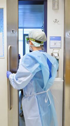 Eine Mitarbeiterin am Intensiv-Bereich des Klinikums Ludwigshafen.