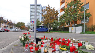 Die Philipp-Scheidemann-Straße in Ludwigshafen-Oggersheim. Hier fand der Messerangriff statt, bei dem zwei Menschen das Leben ließen. Am legten viele Menschen Grablichter und Grüße zum Gedenken und der Anteilnahme nieder.