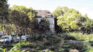 Noch ist nicht viel zu sehen: Auf diesem ehemaligen Tankstellengelände an der Waldhofstraße soll die neue Humboldt-Ganztagsgrundschule gebaut werden.