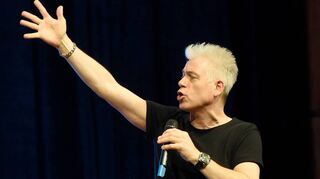 Von „Oktobikron“ bis „Love-Gulag“: Michael Mittermeier sorgt im Rosengarten für Lacher.