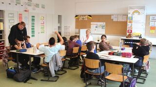 Arbeiten im Team: Erzieher Tim Eisen (l.) und Lehrerin Christine Kamer (hinten r.) in ihrer vierten Klasse an der Vogelstangschule.