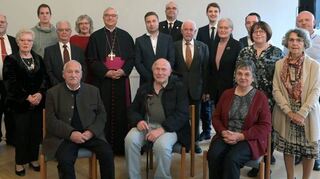 Von Pfarreien und Verbänden vorgeschlagen: Für ihr kirchliches und karitatives Engagement wurden diese Frauen und Männer von Bischof Dr. Karl-Heinz Wiesemann (Mitte) mit der Pirminius-Plakette ausgezeichnet.
