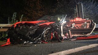 Der Sportwagen überschlug sich beim Unfall auf der A67 mehrmals.