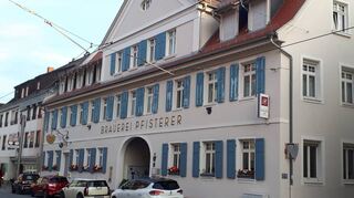 Der „Badische Hof“ in der Seckenheimer Hauptstraße 114 heute: Unverändert geblieben sind die drei Fenster rechts vom zentralen Türbogen und die fünf links davon, hinzu gekommen die Gauben.