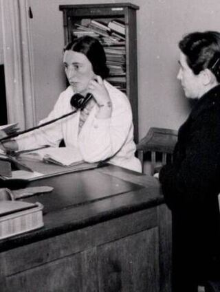 Die Fürsorgerin Anneliese Lösch (l.) bei einem Beratungsgespräch 1937.
