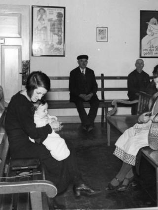 Der Warteraum der BASF-Werksfürsorge im Jahr 1937.