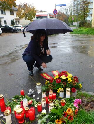 Oberbürgermeisterin Jutta Steinruck legt Blumengebinde an dem Ort nieder, an dem zwei Männer starben.