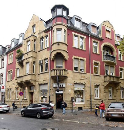 Mit dem Denkmalpreis ausgezeichnet: die Marien-Apotheke am Marktplatz im Ortskern von Neckarau, ein Jugendstilhaus mit Jugendstil-Einrichtung.
