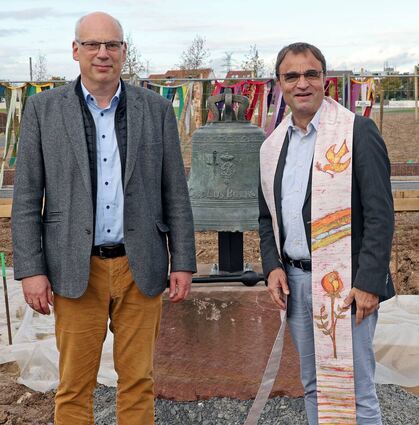 Im Möglichkeitsgarten auf dem Bundesgartenschau-Gelände wurde mit einem Glockenfest die Glocke von Dekan Ralph Hartmann (l.) und Dekan Karl Jung geweiht.