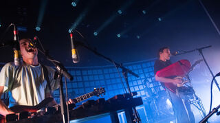Die Berliner Indie-Rock-Band Von Wegen Lisbeth um Frontmann Matthias Rohde(r.) bei ihrem umjubelten Auftritt in der Heidelberger Halle02.
