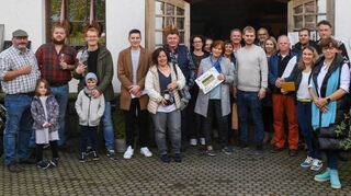 Beim Weingut Jäck trafen sich die Sieger des Gewinnspiels aus der Weinwanderung. Verkehrsvereins-Chef Joachim Müller (vorn rechts) übergab die Preise.