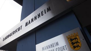 Die beiden Angeklagten sitzen von Montag an auf der Anklagebank des Mannheimer Landgerichts.