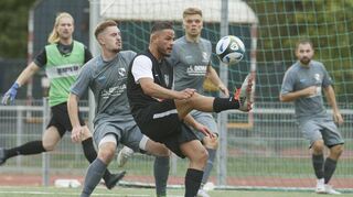 Wallstadts Tim Oberdorf (links) bedrängt in dieser Szene Eban Arslan vom FC Hochstätt Türkspor, der gegen Favorit Wallstadt vorgelegt hatte.