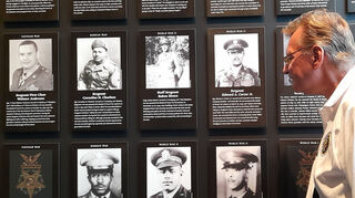 Autor Konstantin Groß in Washington vor der Galerie für Schwarze in der US-Armee, denen die „Medal of Honor“ zuerkannt wurde – einigen aber erst posthum.