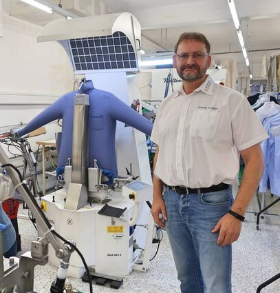 Frank Cremer führt als Inhaber einer Textilreinigung einen besonders energieintensiven Handwerksbetrieb.