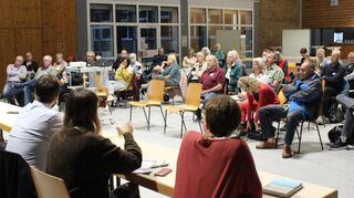 Das Problem „Sauberkeit im Stadtteil“ ist ein Thema, das ganz offensichtlich viele Rheinauer bewegt. Rund 50 Interessierte kamen in den Saal des Nachbarschaftshauses zu einer Diskussionsveranstaltung, die vom Quartiermanagement organisiert wurde.