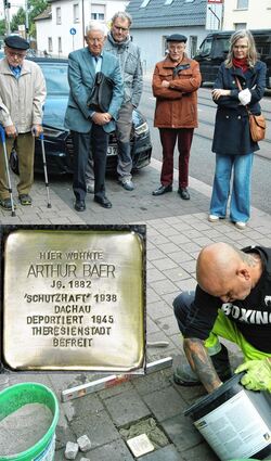 Karl-Heinz Lochbühler (2. v. l.) und Markus Enzenauer (Mitte) bei der Stolperstein-Verlegung in der Seckenheimer Hauptstraße.