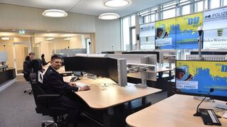 Maik Domberg, Polizeiführer vom Dienst (vorne) und Torben Wille, Leiter des Führungs- und Lagezentrums, das Mitte November in Betrieb geht.