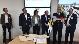 „Den behalte ich“ – Polizeipräsident Siegfried Kollmar (Zweiter von rechts) bei der offiziellen Schlüsselübergabe am Montag.