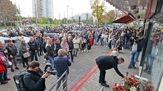 Den Opfern der Messerattacke in Oggersheim wurde am Sonntag mit einem Trauerzug gedacht. Nicht dabei waren OB Jutta Steinruck oder Ministerpräsidentin Malu Dreyer, was für Kritik sorgte.