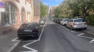 Mit weißen Markierungen ist etwa zwischen M 5 und M 6 an den Lauerschen Gärten bereits genau eingezeichnet, wo und wie weit Autofahrer noch auf dem Bürgersteig parken dürfen.