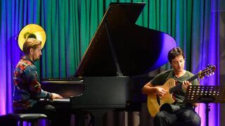 Das „Pablo Held Trio“ beim Klubkonzert im„Ella & Louis“ – im Bild (v.l.) Pablo Held am Klavier und Gastgitarrist Nelson Veras.
