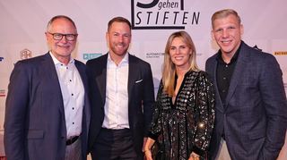 Treffpunkt Benefizgala: Helmut Augustin (Sparkasse Rhein-Neckar-Nord, v.l.), Adler-Spieler Marcus Kink und David Wolf mit Frau Enny.