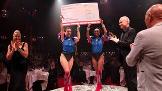Franziska van Almsick, Stefan Kleiber und die Gäste applaudieren bei der Übergabe des finales Spendenschecks in Höhe von 420 000 Euro.