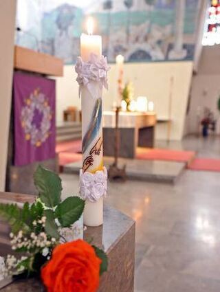 Die Taufkerze eines der Getöteten, der in der Christ-König-Kirche getauft wurde.