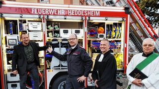 Inspektion des neuen Löschfahrzeugs: Bürgermeister Achim Weitz (v.l.), Kommandant Daniel Schmidt, Pfarrer Dierk Rafflewski und Diakon Tomas Knapp.