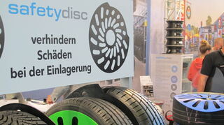 mid Groß-Gerau - Zwischen stehend und flach gelagerte Reifen passt die Radschutzmatte safety disc.