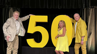 Das Dusche-Ensemble beim Tanz um die (fast) goldene 50 (v.l.): Mitgründer Wolfgang Schmitter, Josefin Lössl und Hans Georg Sütsch auf der Klapsmühl’-Bühne.