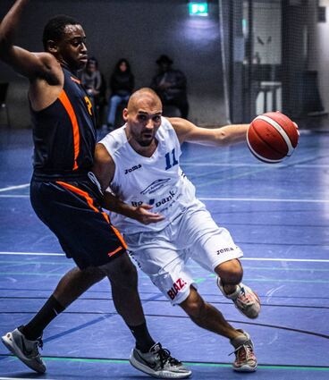 Daniel Lohrke (am Ball) war der Top-Scorer der Sharks beim knappen 58:54-Erfolg gegen die SG Mannheim II.