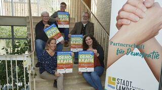 Kämpferische Demokraten: Hinten sitzen Oliver Schmitt (v.l.), Marius Schmidt und Franz Korb, unten Susanne Kolb (l.) und Jennifer Fröhlich.