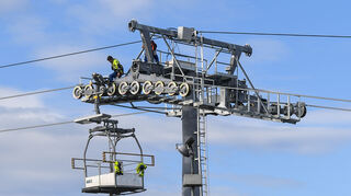 Wartungskabinen fahren schon auf der Seilbahn-Strecke.