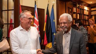 Abdulrazak Gurnah und Manfred Loimeier beim Empfang für den Literaturnobelpreisträger im Britischen Konsulat während der Buchmesse in Frankfurt.