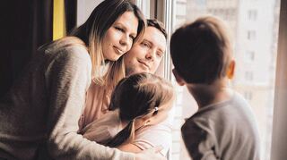 Einem fremden Kind ein Zuhause zu schenken, kann das eigene Familienleben völlig auf den Kopf stellen.