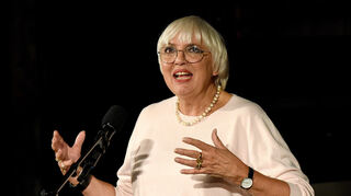Kulturstaatsministerin Claudia Roth spricht im Nationaltheater Mannheim.