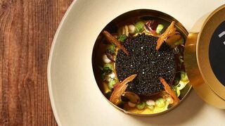 Tatar vom Weiderind mit Sauerrahm und Oona Caviar.