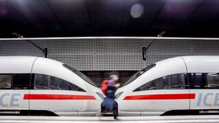 Zwischen großen Städten ist man mit der Bahn im Vergleich zum Fliegen klimaschonender unterwegs.