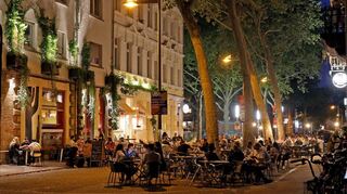 Der Jungbusch – hier die Beilstraße – zieht vor allem am Wochenende jede Menge Besucher auch über Mannheim hinaus an. Das Bild entstand im Sommer 2021.