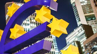 Vor der Kulisse der Frankfurter Bankentürme steht das große Euro-Symbol.