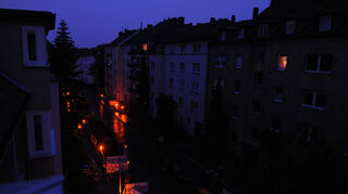 Akkubetriebene Lampen einer Baustelle sorgen während eines Stromausfalls für ein wenig Licht.