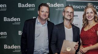 Manuel Bretschi (M.), Geschäftsführer der WG Schriesheim, mit dem Präsidenten des Weinbauverbandes, Holger Klein, und der Badischen Weinkönigin Jessica.